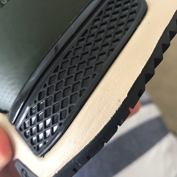 Men’s Camo Shoes - Picture 3 of 4